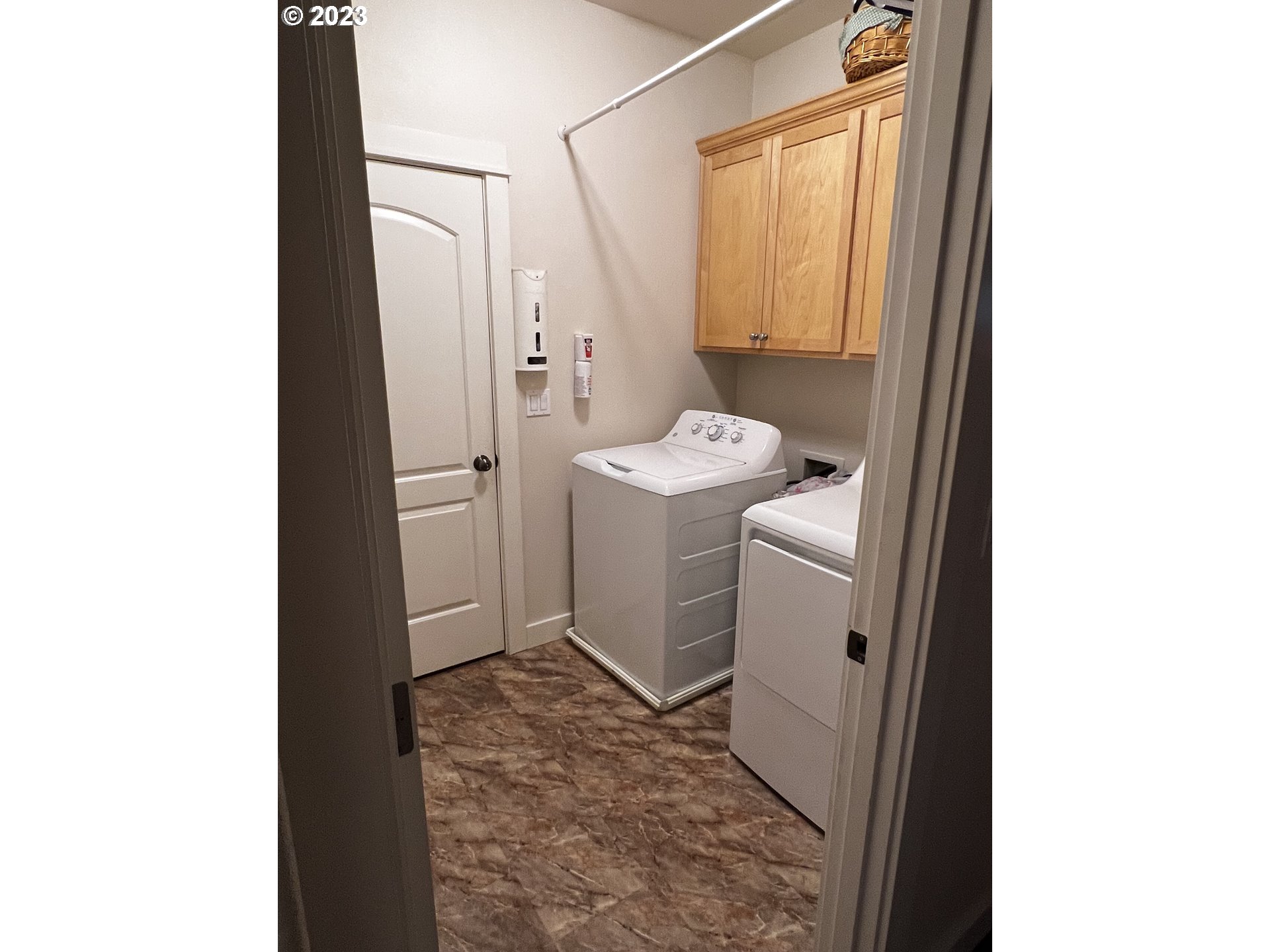 947 67th Place Springfield, OR 97478 - Photo 28 of 32 a bathroom with a sink and toilet