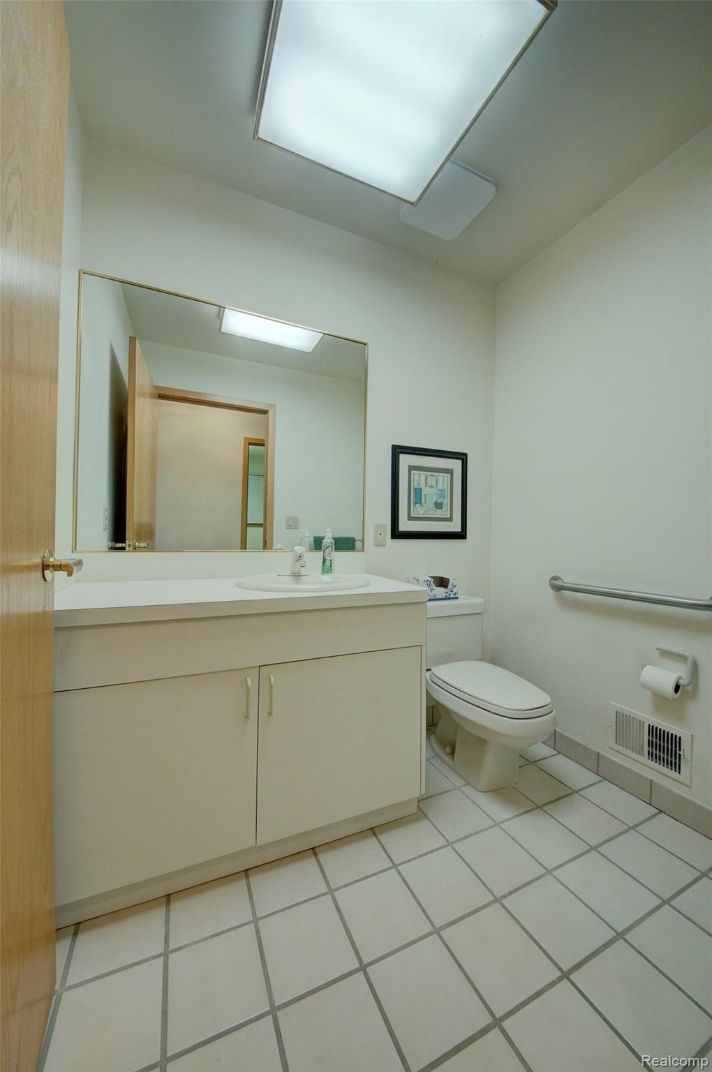 26198 Steele Road Farmington, MI 48331 - Photo 19 of 31 half bath.jpg