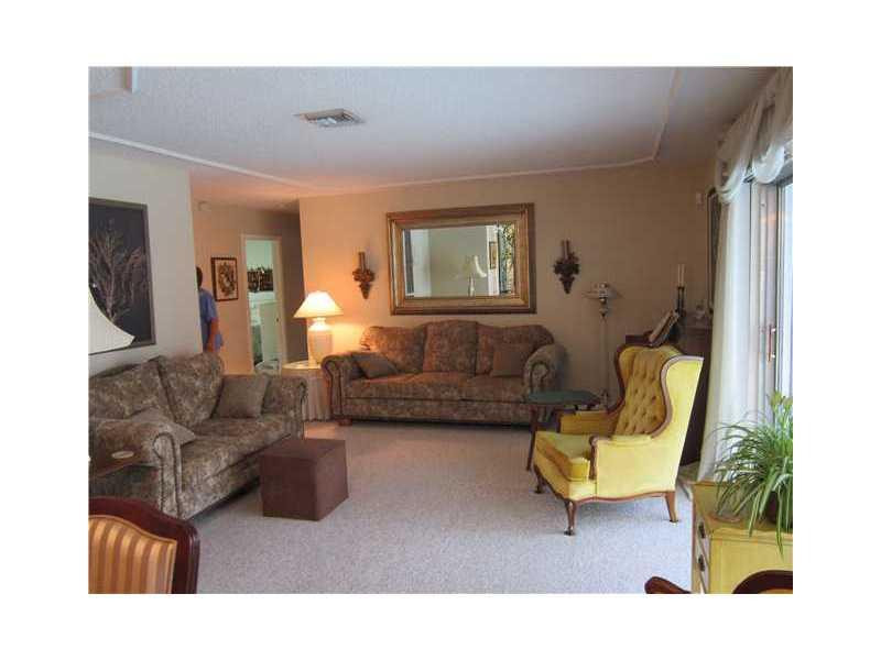 1101 Southwest 70th Terrace Plantation, FL 33317 - Photo 7 of 9 Family/Great Room