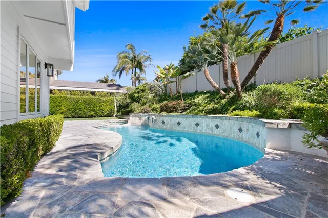 a view of a back yard