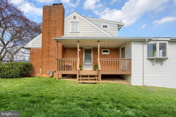 a view of a house with backyard and porch