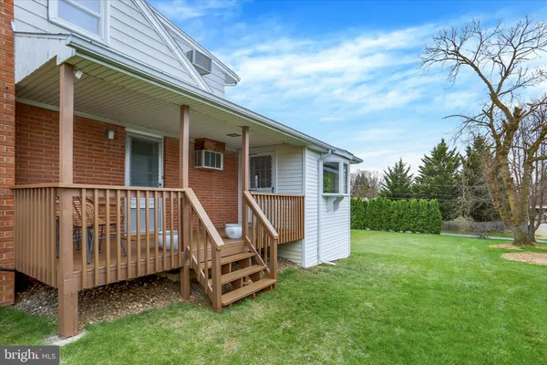 a view of a house with backyard and porch