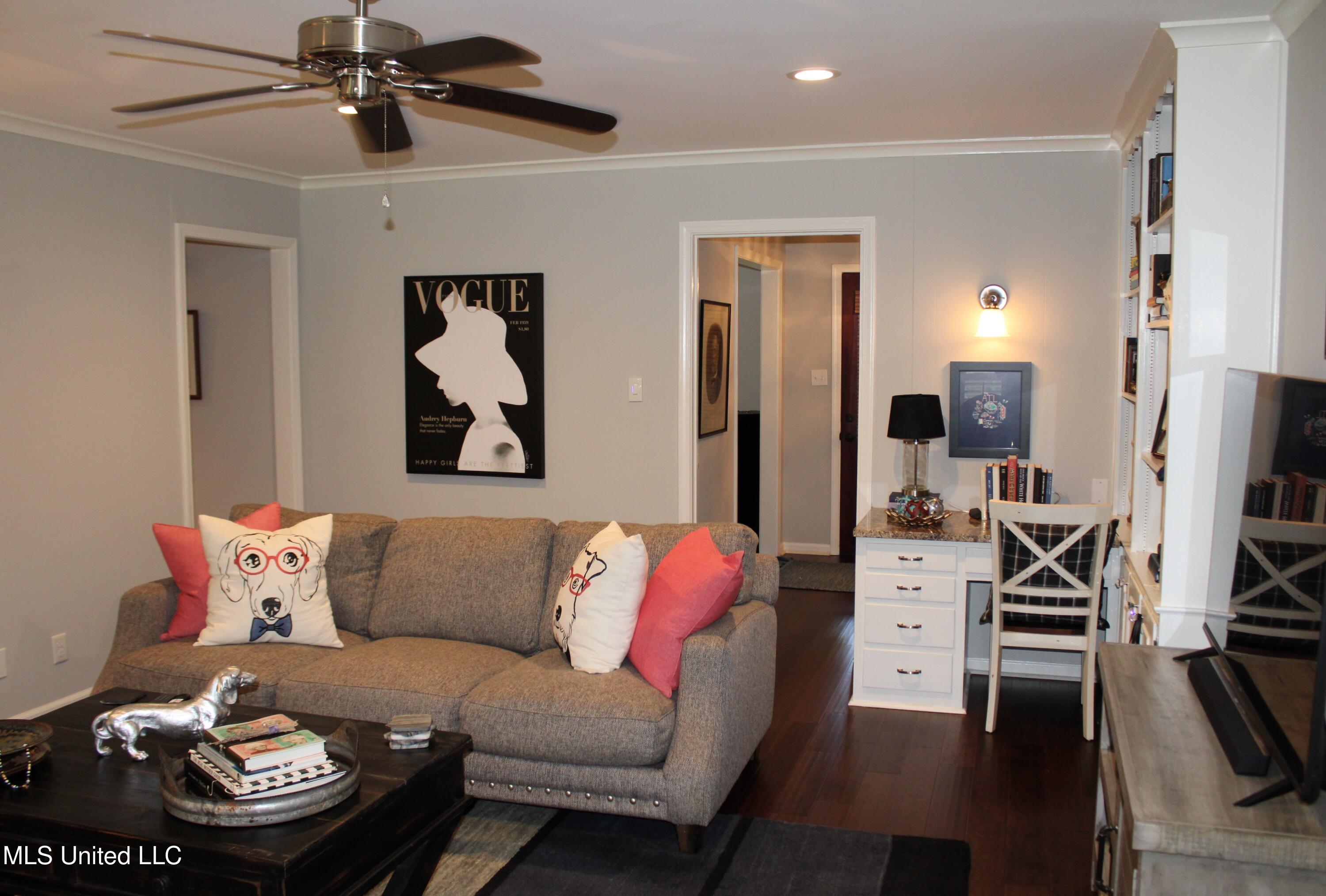 6476 Dresden Street Olive Branch, MS 38654 - Photo 11 of 28 Great Room has Built-ins