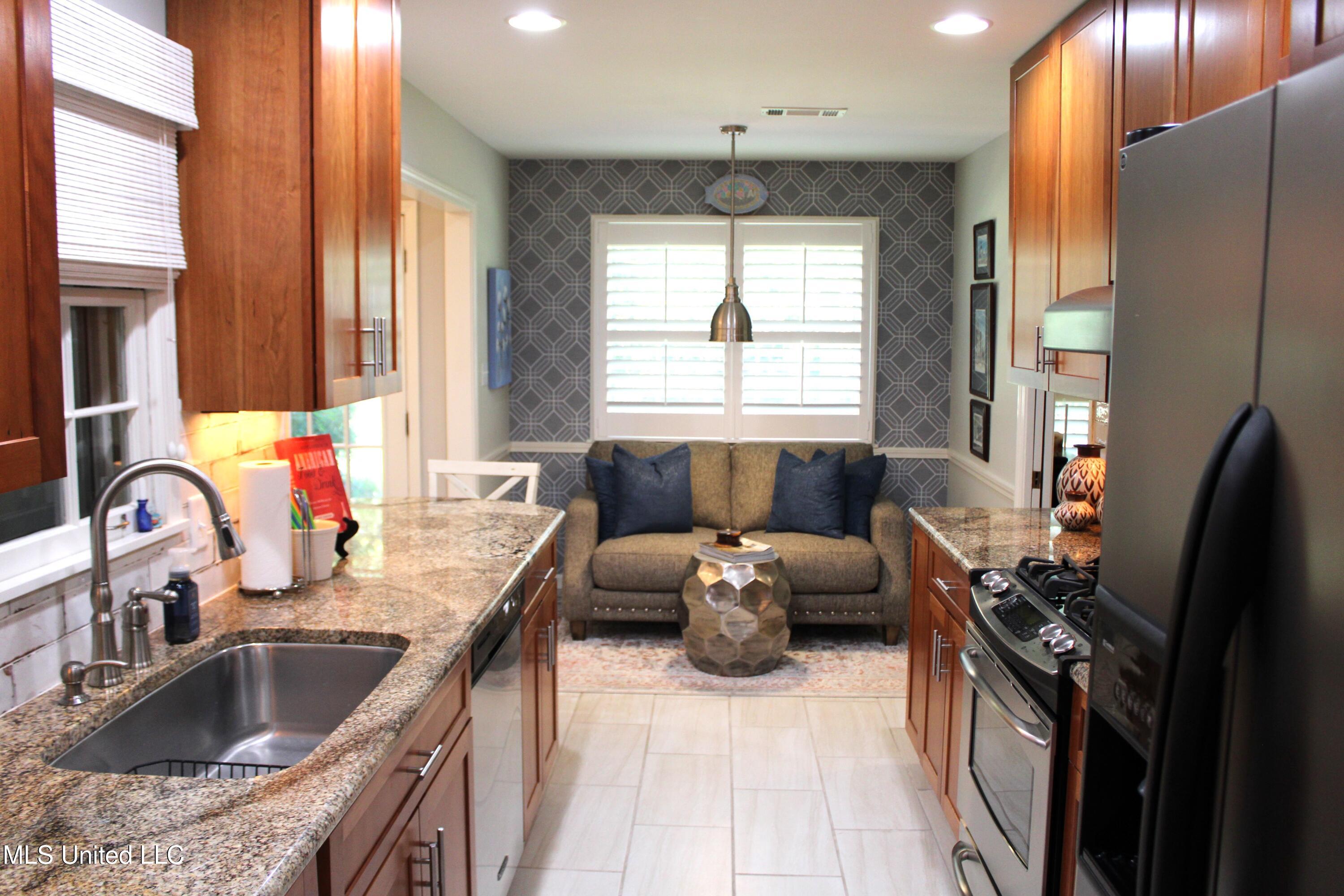 6476 Dresden Street Olive Branch, MS 38654 - Photo 16 of 28 Kitchen Open to Breakfast Area