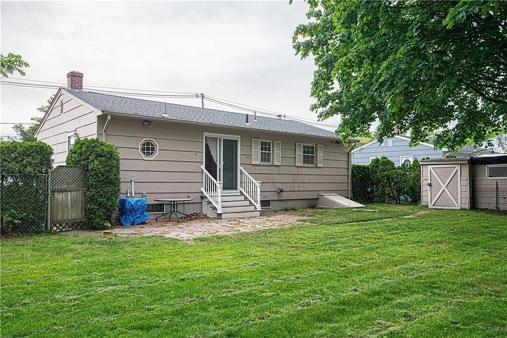 130 Kerri Lyn Road Warwick, RI 02889 - Photo 2 of 18