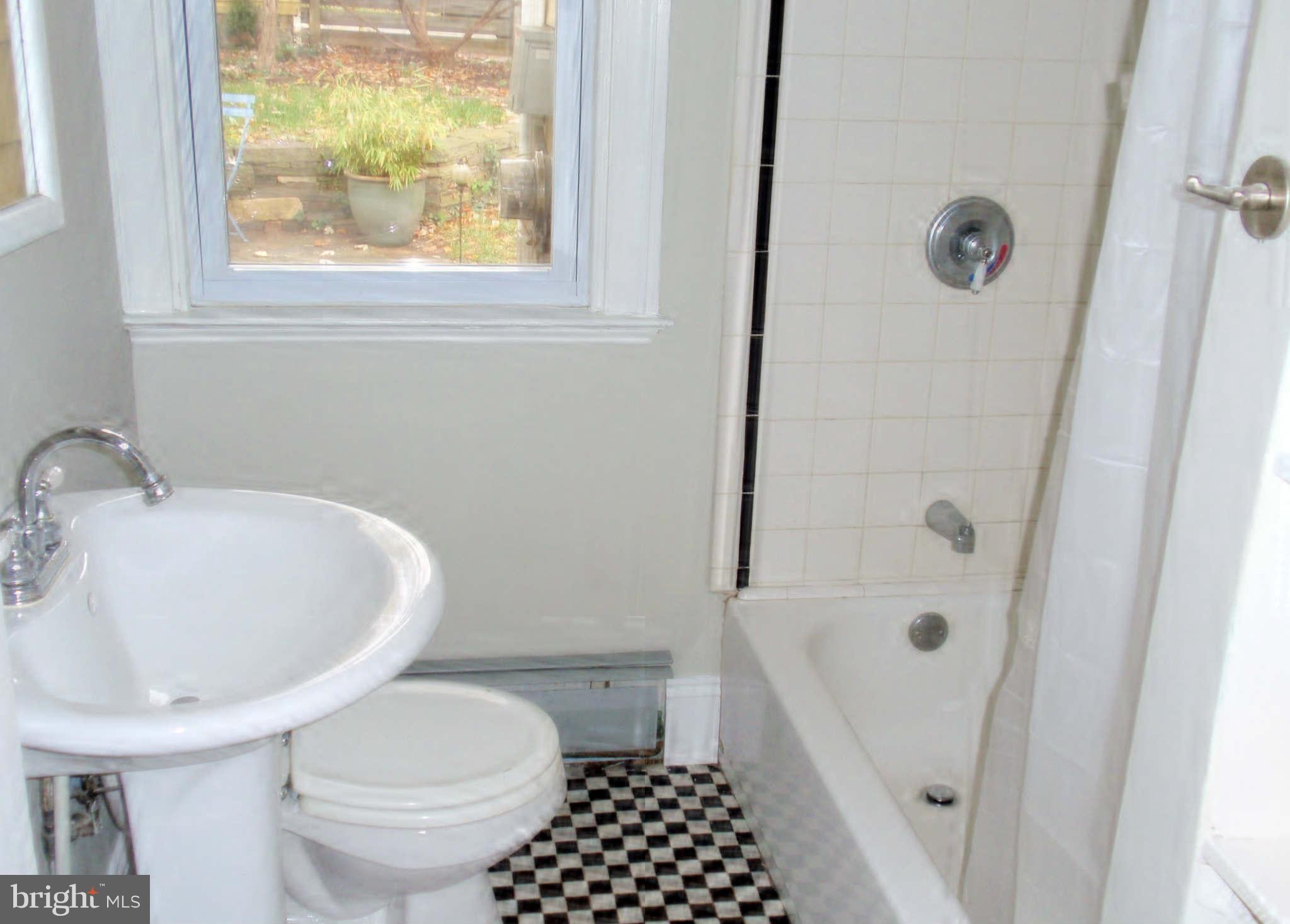 1120 Overbrook Road Baltimore, MD 21239 - Photo 10 of 15 Bath