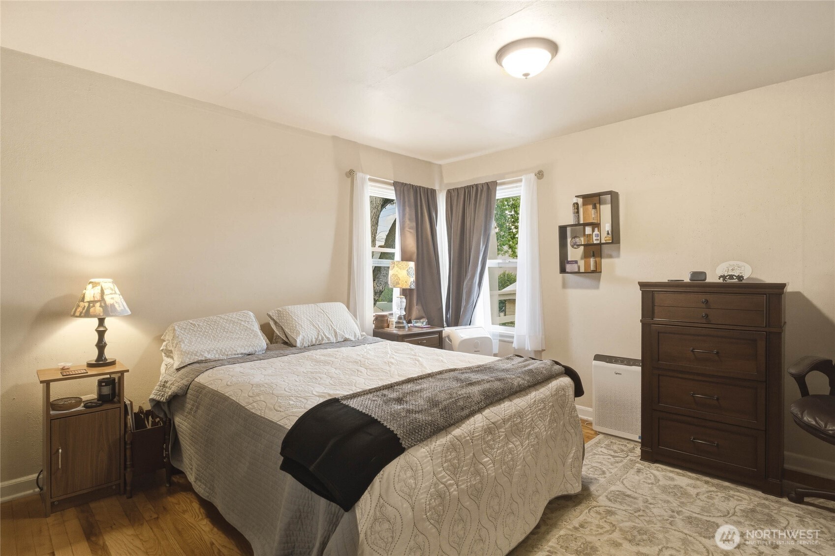 462 Beach Street Pateros, WA 98846 - Photo 23 of 30 a bedroom with a bed and a dresser