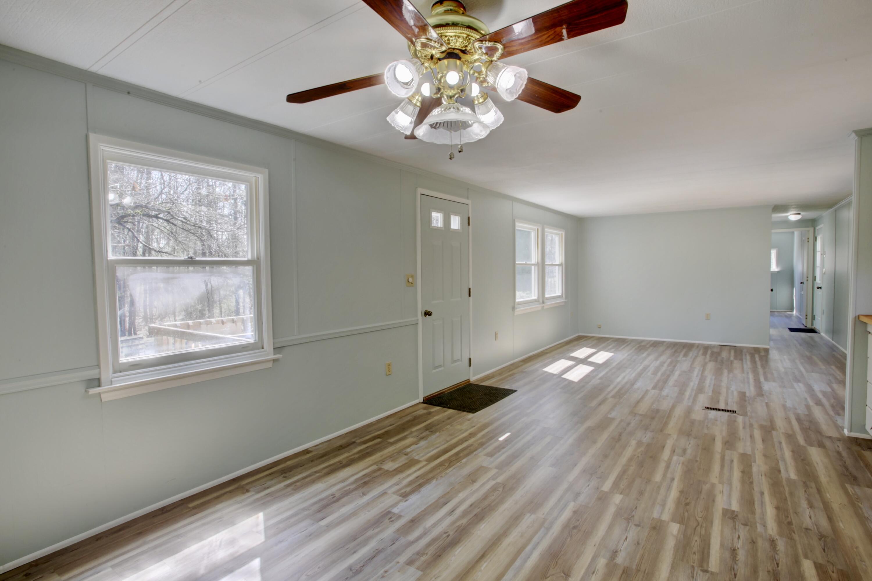 400 Portland Rd - Living Room: Kitchen