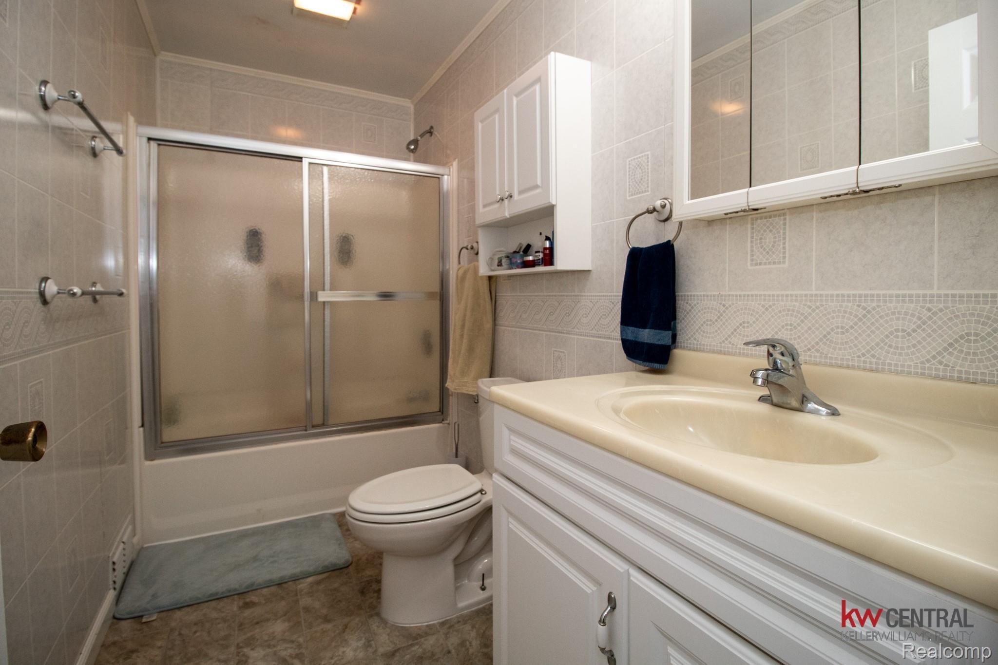 5032 Oakhill Road Clarkston, MI 48348 - Photo 19 of 27 Bathroom.jpg