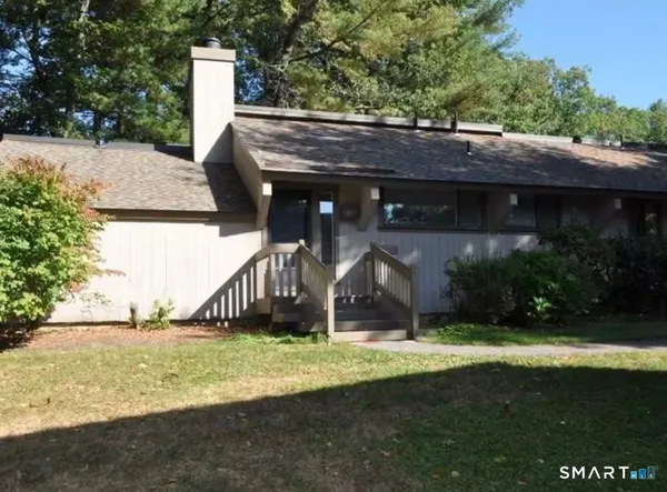 a view of a house with backyard
