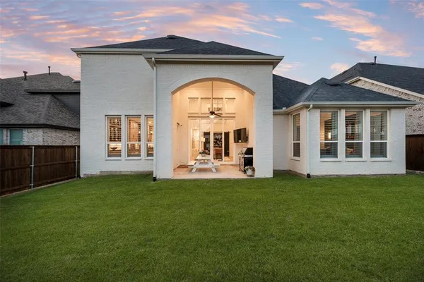 a view of a house with backyard and porch