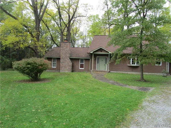 $2,700 | 1028 East Main Street, East Aurora, NY 14052