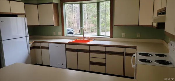 $2,700 | 1028 East Main Street, East Aurora, NY 14052