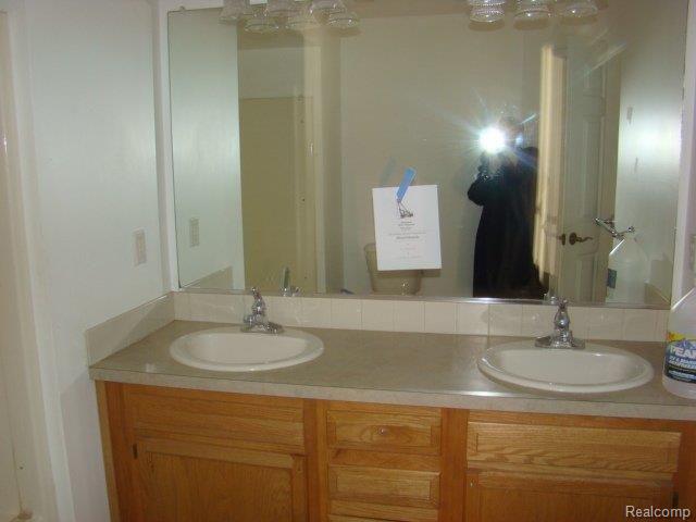 41 North Elm Grove Road Lapeer, MI 48446 - Photo 12 of 21 full main bath.JPG