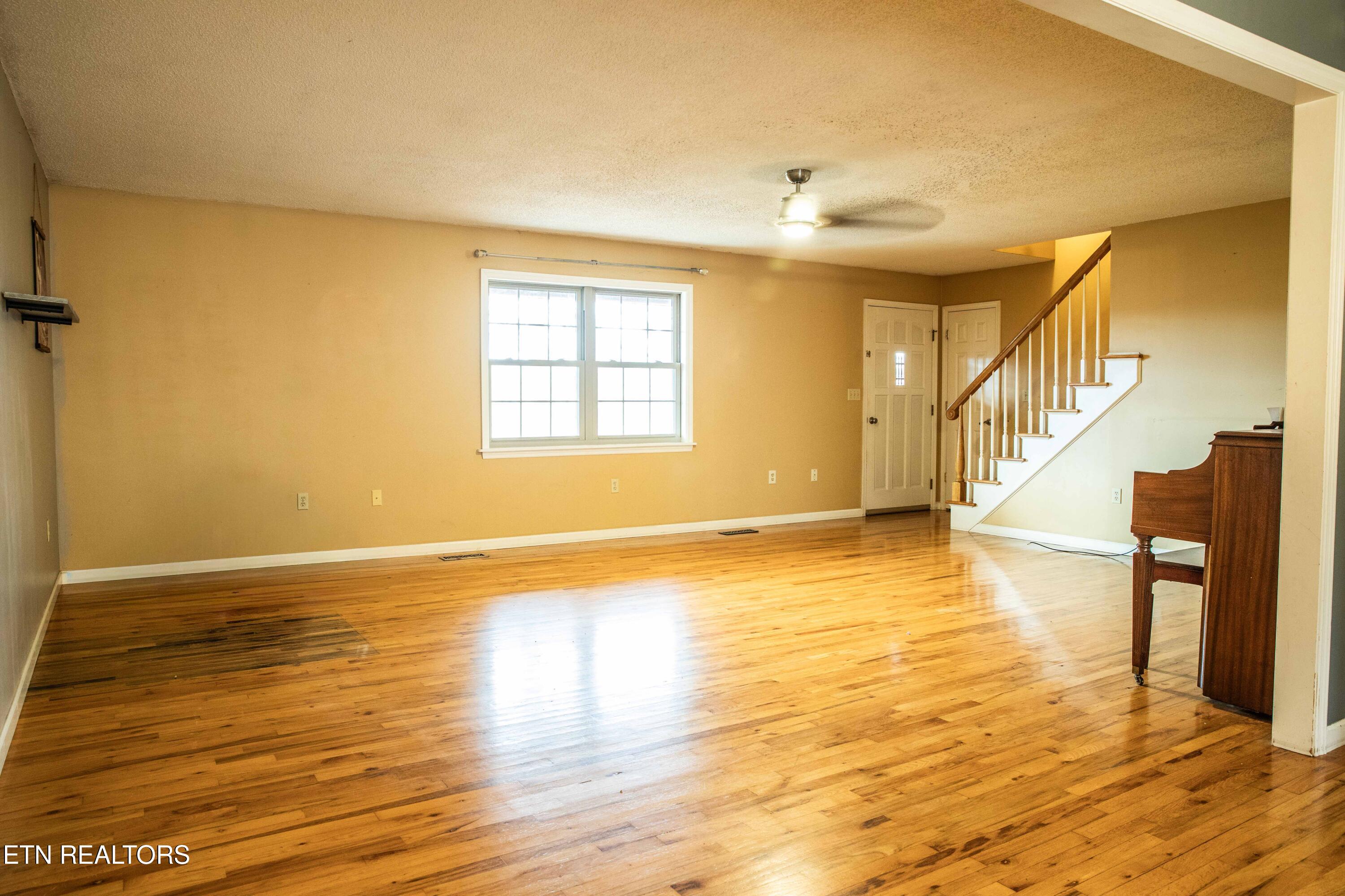 306 Mountain Road New Tazewell, TN 37825 - Photo 4 of 21 LivingRoom