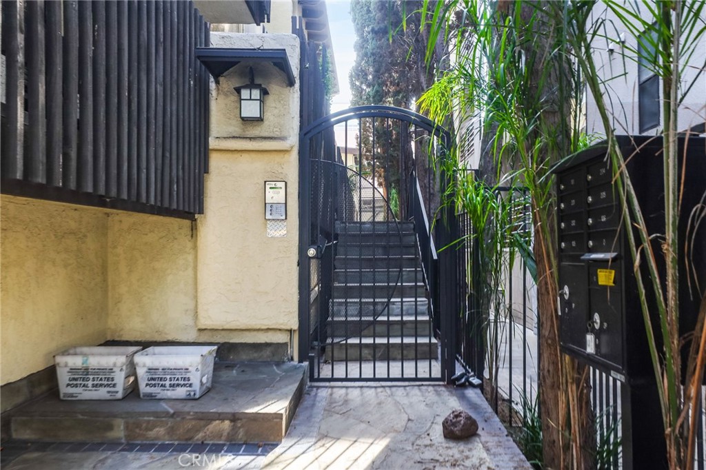 11954 Goshen Avenue, Unit 205 Los Angeles, CA 90049 - Photo 4 of 48 a front view of a house