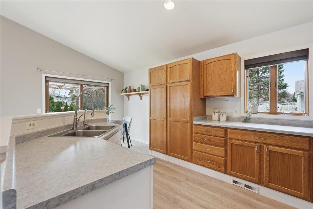 142 Meadow Ridge Lane Madison, WI 53704 - Photo 15 of 67