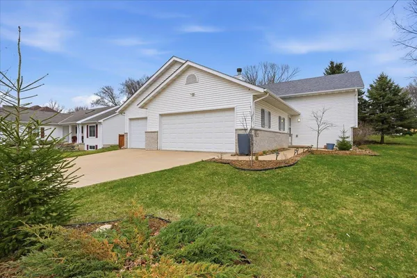 $490,000 | 142 Meadow Ridge Lane, Madison, WI 53704