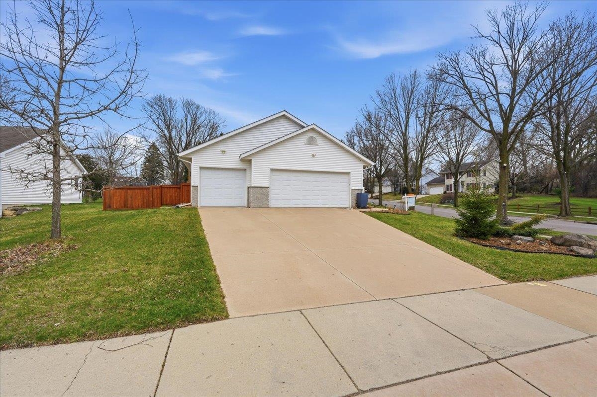 142 Meadow Ridge Lane Madison, WI 53704 - Photo 6 of 67