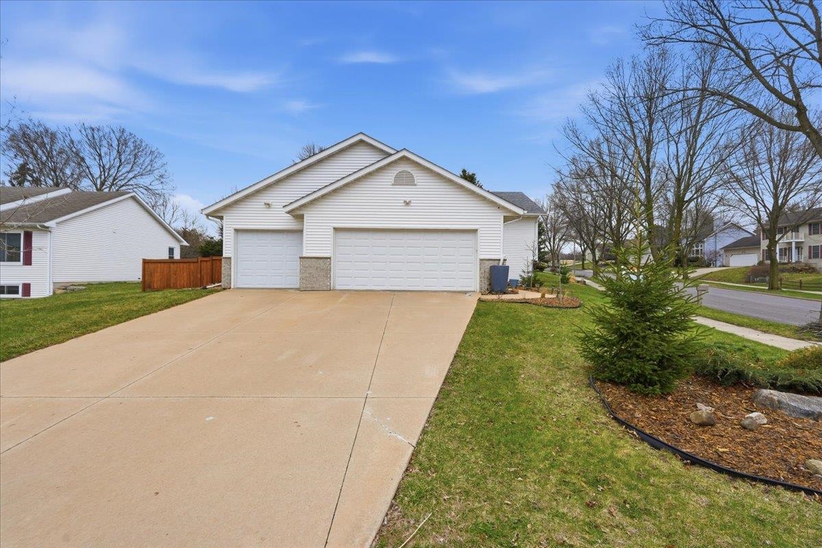 142 Meadow Ridge Lane Madison, WI 53704 - Photo 8 of 67