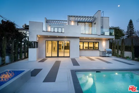 a view of an house with swimming pool