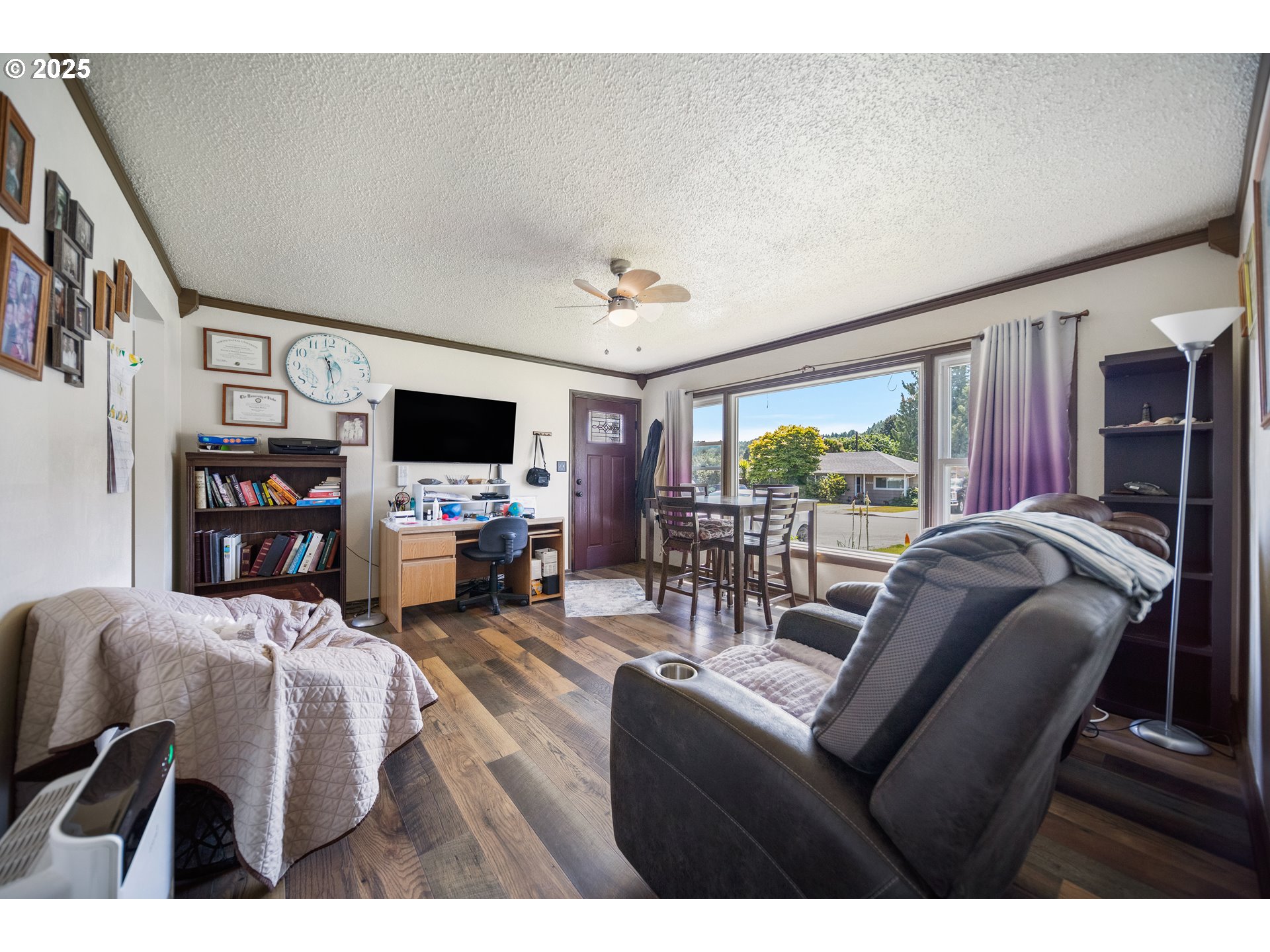 2645 Highlands Drive Reedsport, OR 97467 - Photo 5 of 31 Living Room
