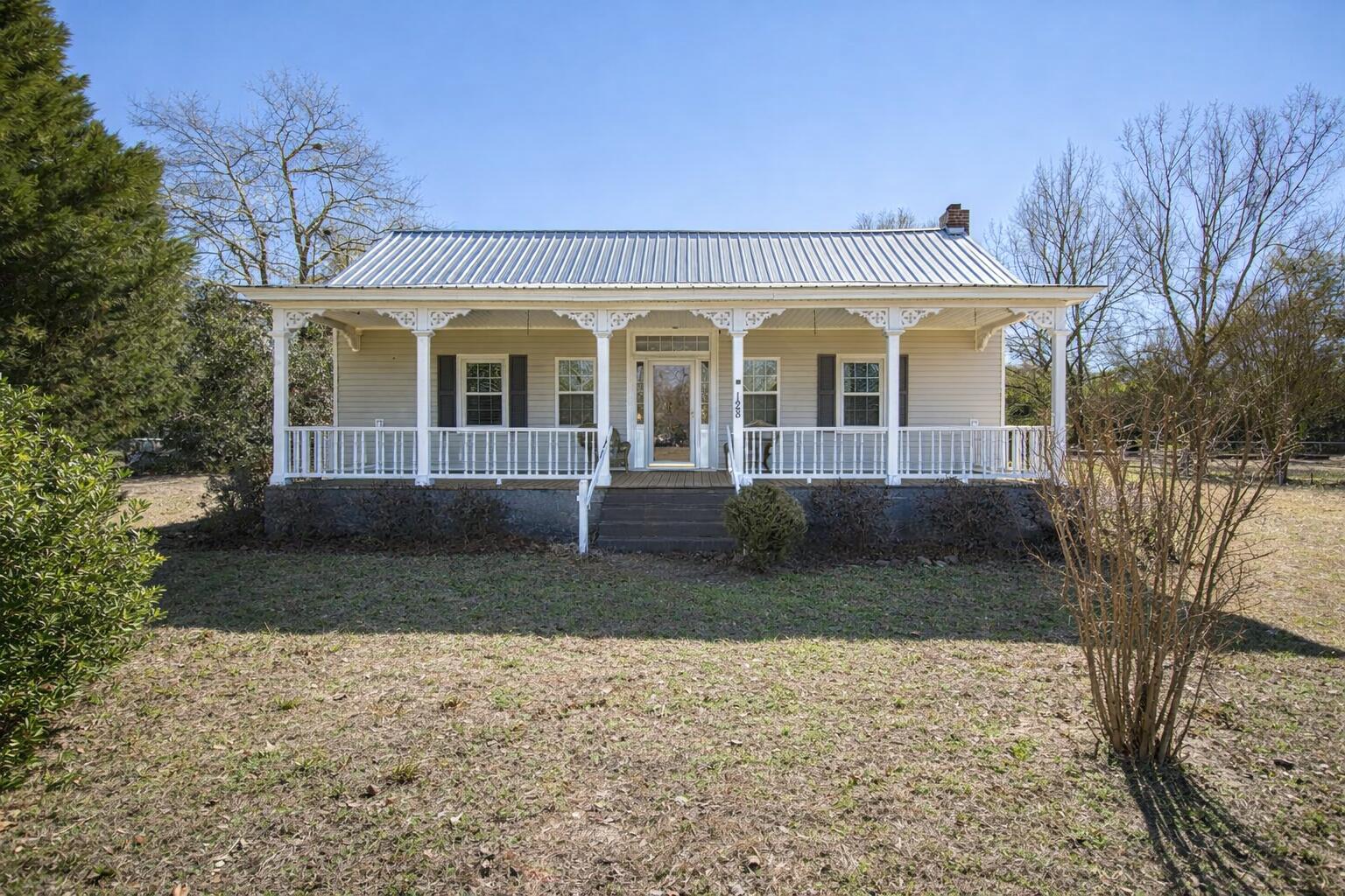 Front photo of Farmhouse in Jackson, SC