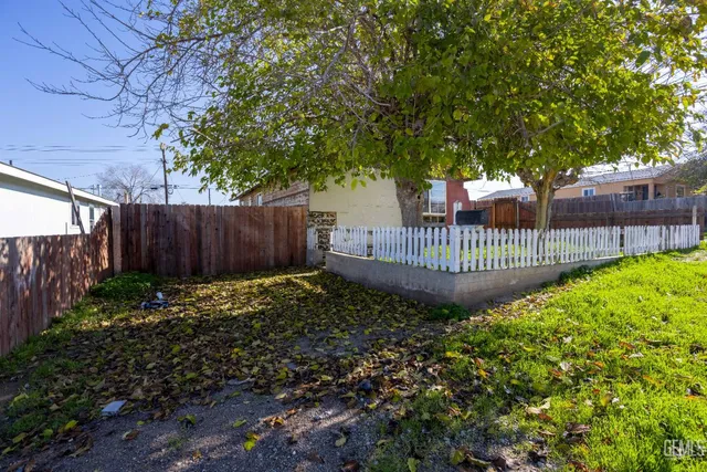 a view of a garden with wooden fence