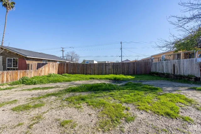 a view of a back yard of the house