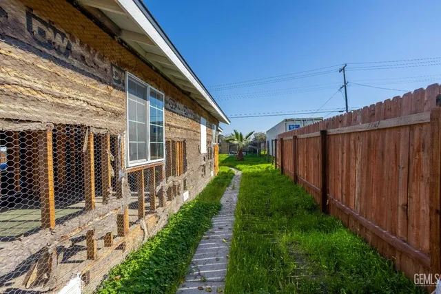 a view of a house with backyard and porch