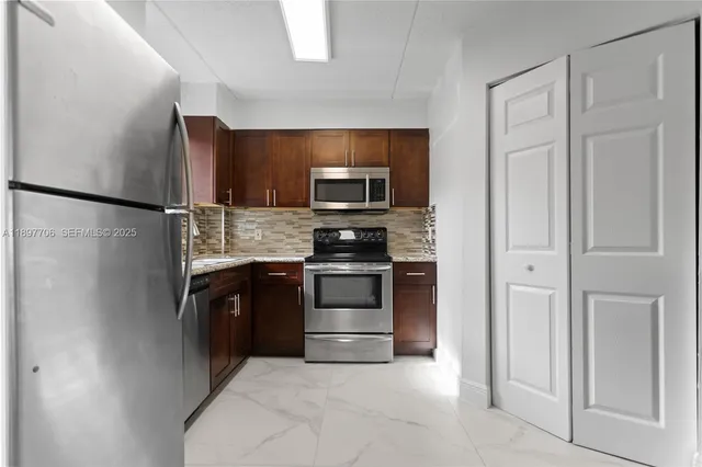 $2,300 | 6065 Northwest 186th Street, Unit 306, Hialeah, FL 33015