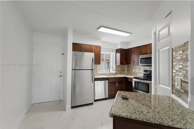 $2,300 | 6065 Northwest 186th Street, Unit 306, Hialeah, FL 33015