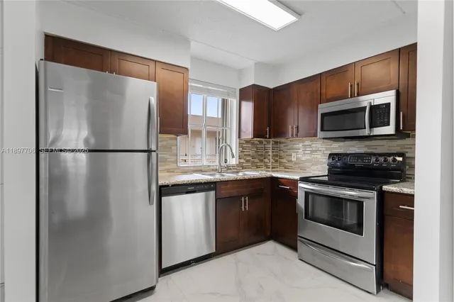 $2,300 | 6065 Northwest 186th Street, Unit 306, Hialeah, FL 33015