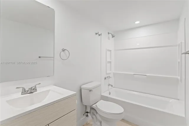 $2,300 | 6065 Northwest 186th Street, Unit 306, Hialeah, FL 33015