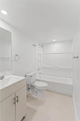 $2,300 | 6065 Northwest 186th Street, Unit 306, Hialeah, FL 33015