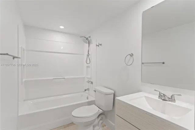 $2,300 | 6065 Northwest 186th Street, Unit 306, Hialeah, FL 33015