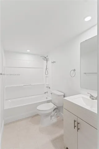 $2,300 | 6065 Northwest 186th Street, Unit 306, Hialeah, FL 33015