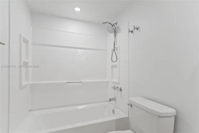 $2,300 | 6065 Northwest 186th Street, Unit 306, Hialeah, FL 33015