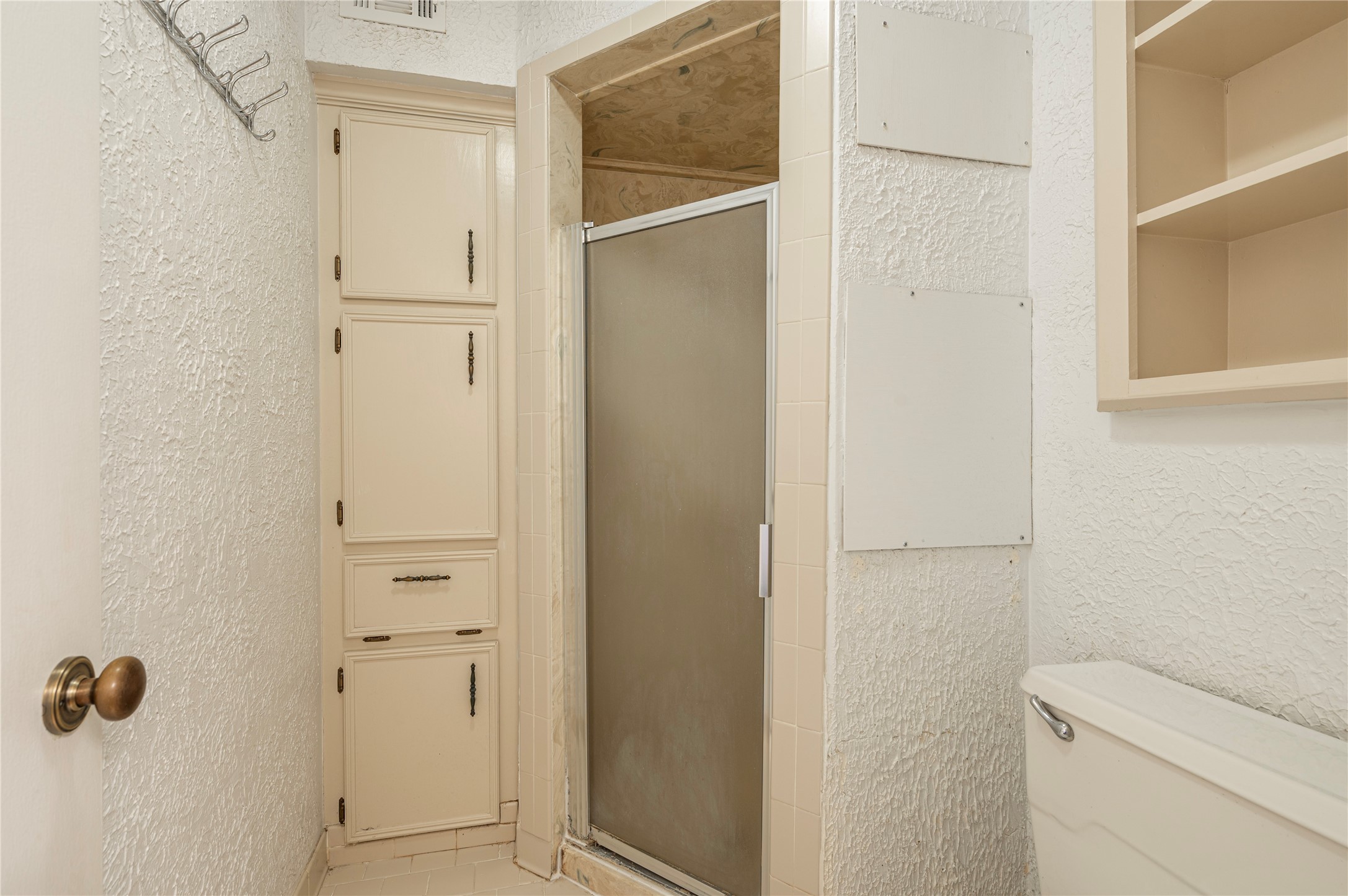 13727 Oleoke Lane Houston, TX 77015 - Photo 25 of 42 a bathroom with a shower