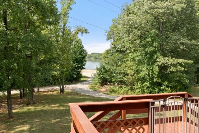 a view of a back yard