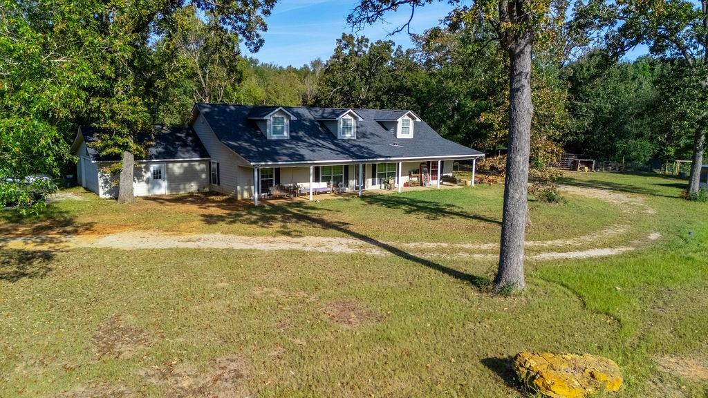 5215 Highway 7 Center, TX 75935 - Photo 4 of 37 View of front of house featuring covered porch and a front lawn