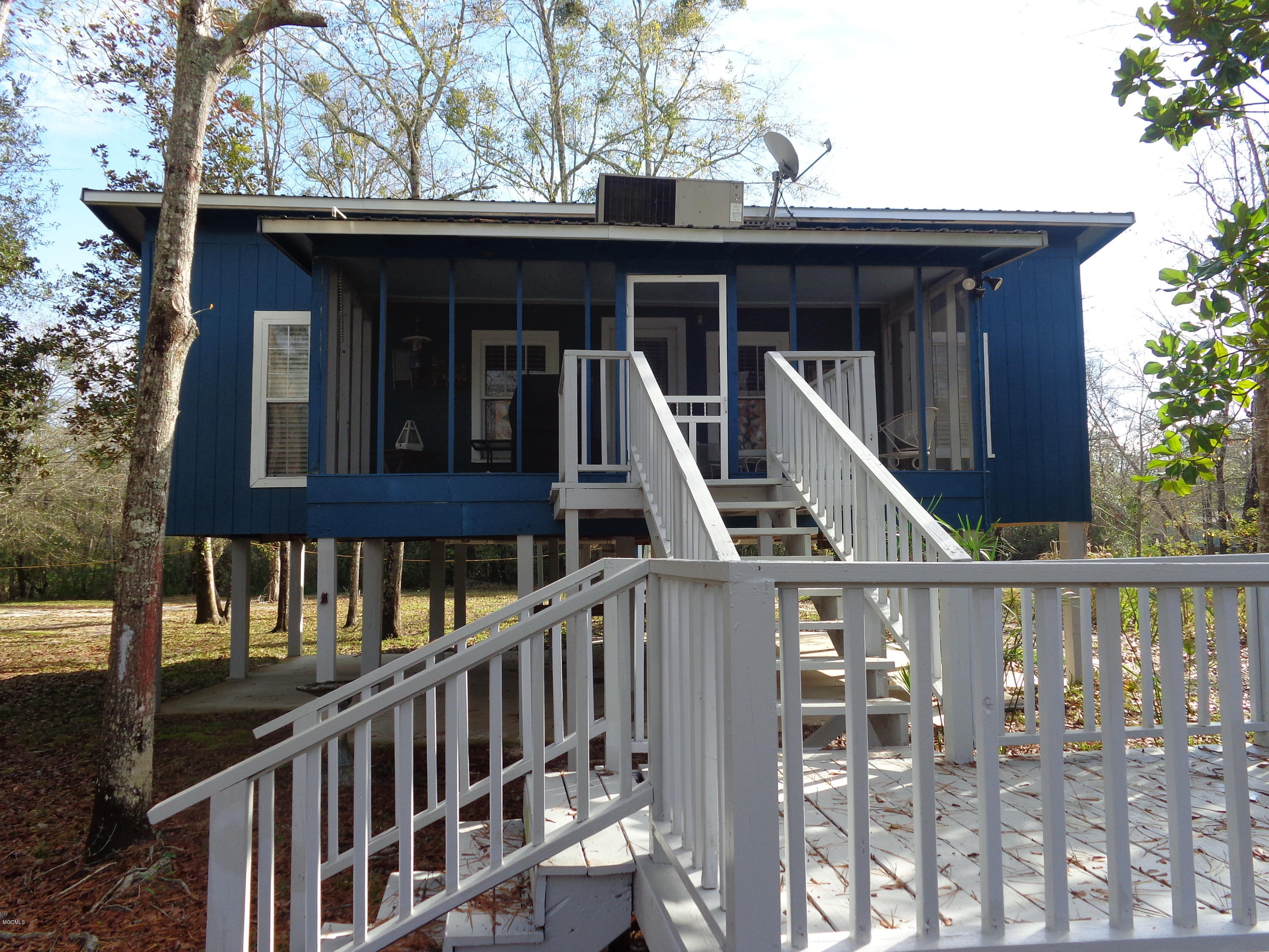 13169 Snug Harbor Road Biloxi, MS 39532 - Photo 4 of 29 004