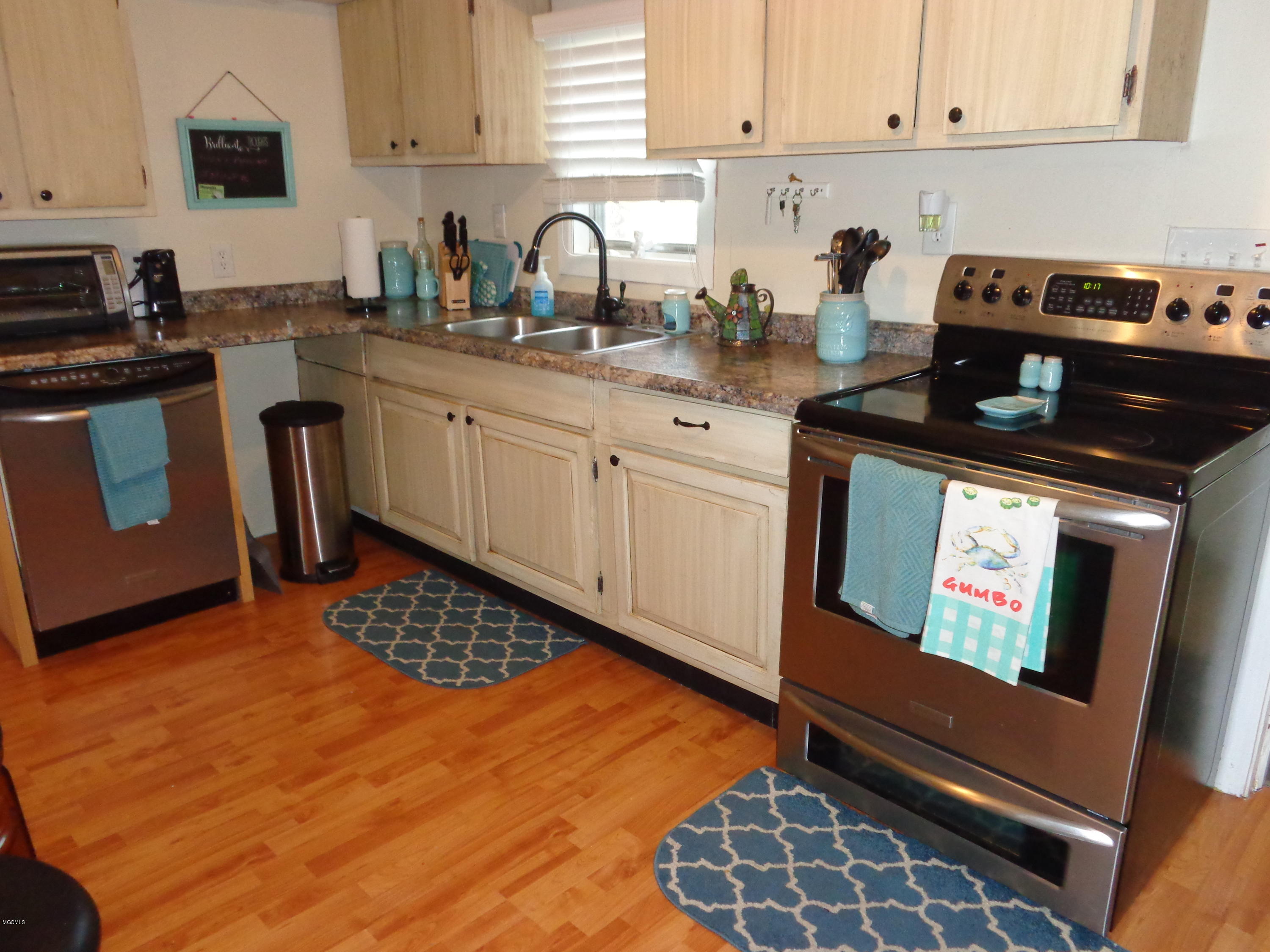 13169 Snug Harbor Road Biloxi, MS 39532 - Photo 7 of 29 005