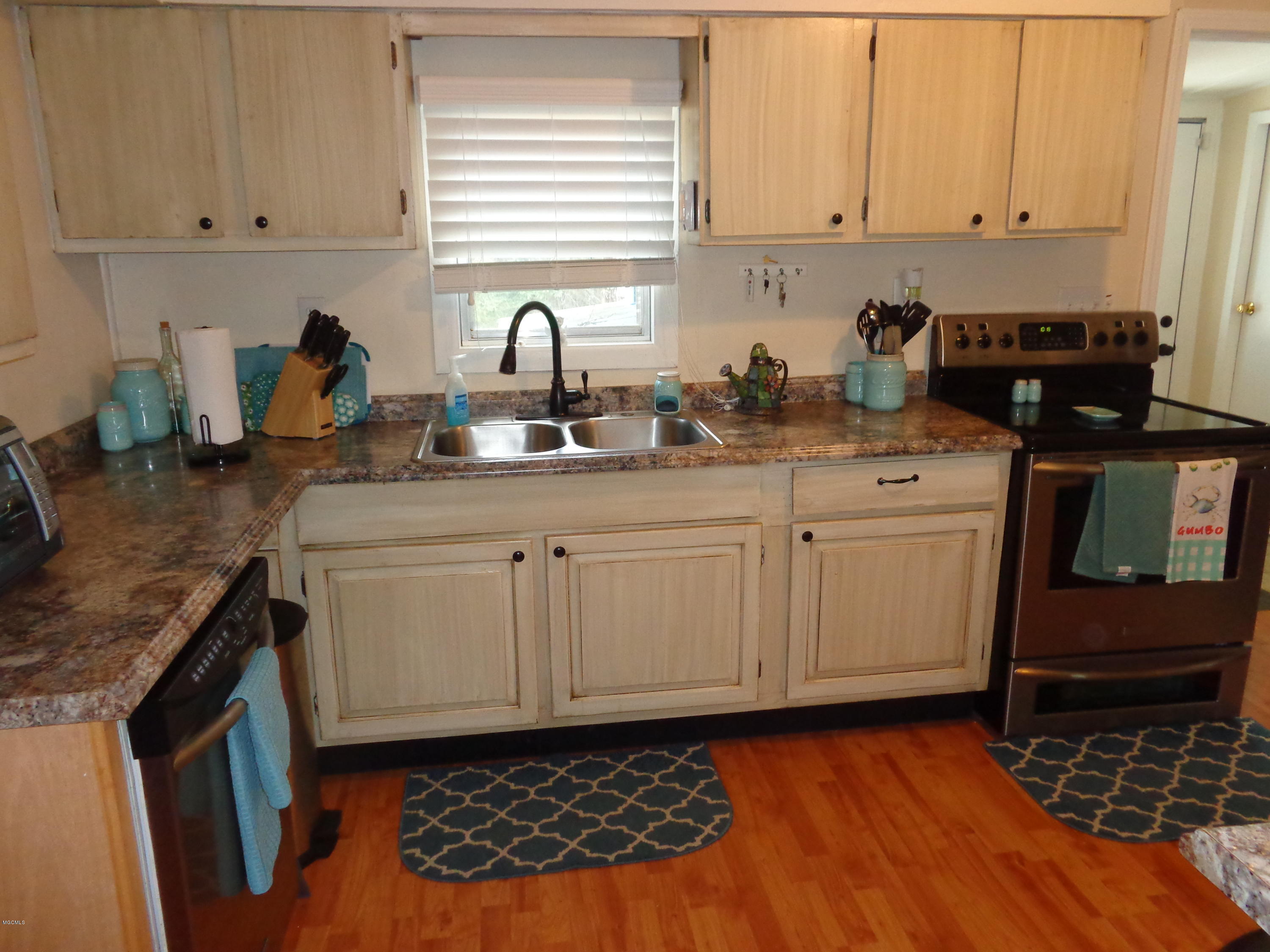 13169 Snug Harbor Road Biloxi, MS 39532 - Photo 8 of 29 006