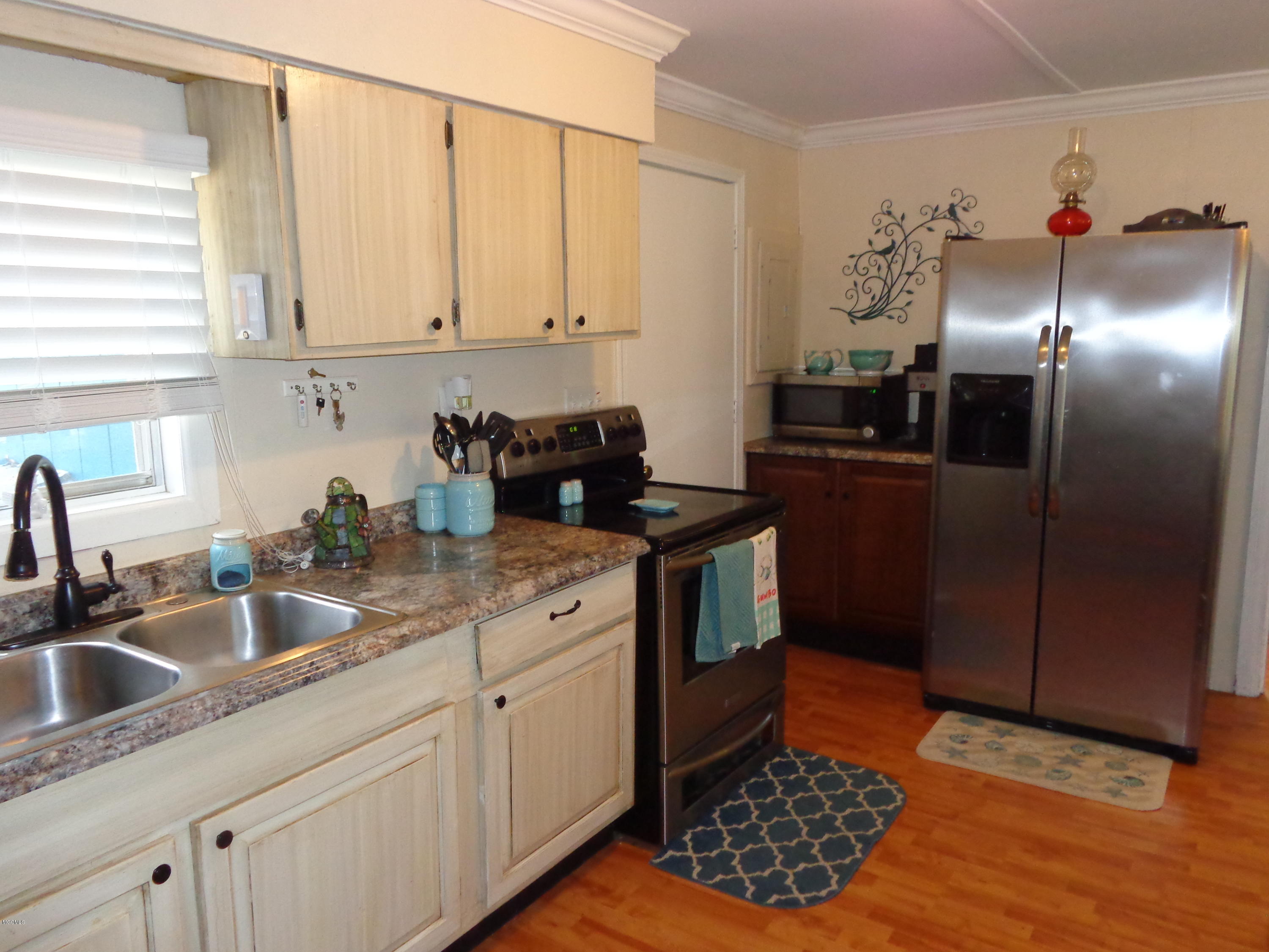 13169 Snug Harbor Road Biloxi, MS 39532 - Photo 9 of 29 007
