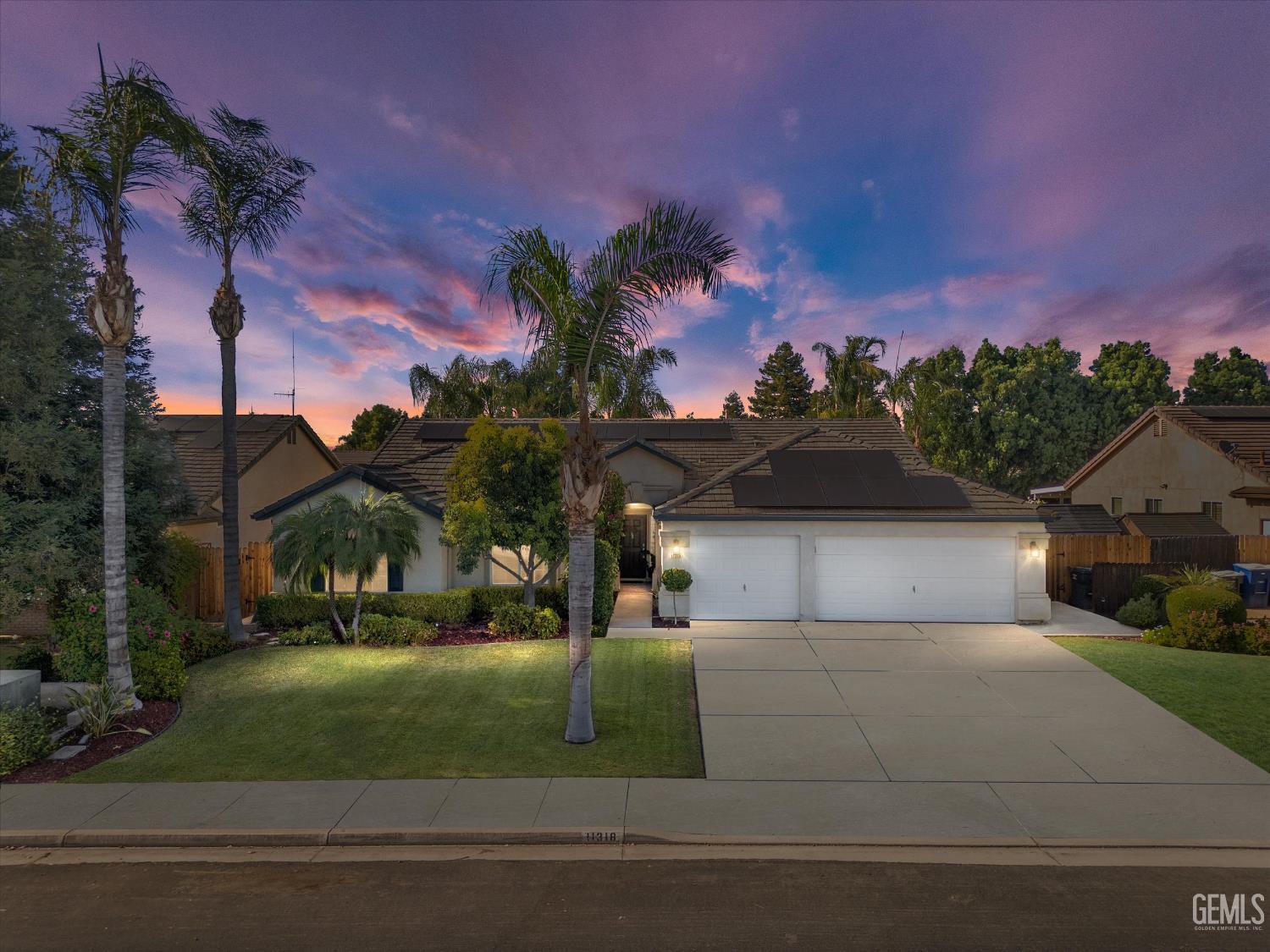 a view of a yard in front of the house