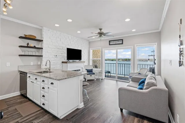 $225,000 | 401 East Pearl Street, Unit 2306, Granbury, TX 76048