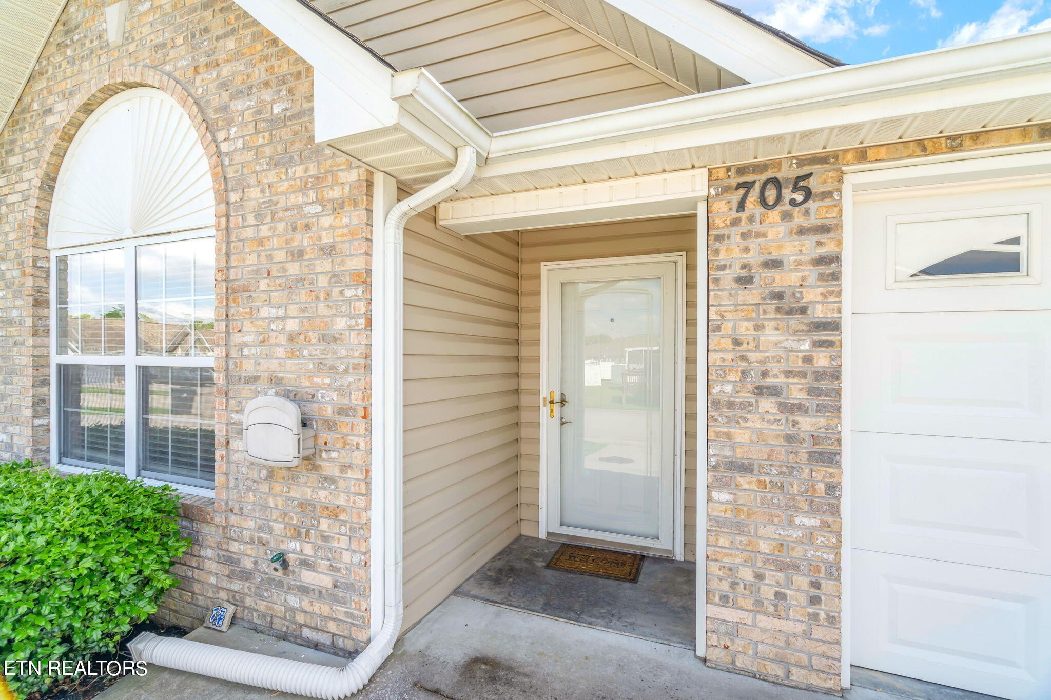705 High Point Way, Knoxville, TN 37912 - Photo 2 of 22 a view of entryway with a front door