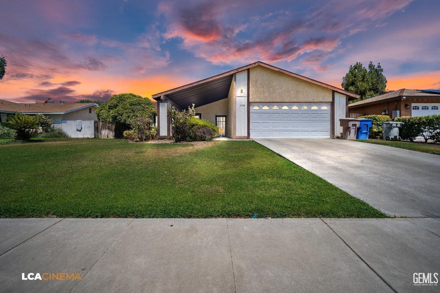 a view of a house with a yard