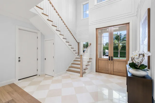 a view of entryway with livingroom